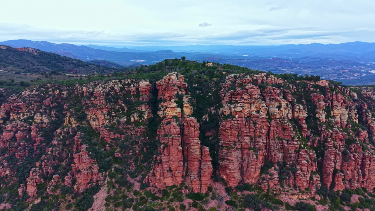 Røde klippeformationer rejser sig over landskabet ved en populær vandredestination i Sedona, Arizona i det tidlige morgenlys.
