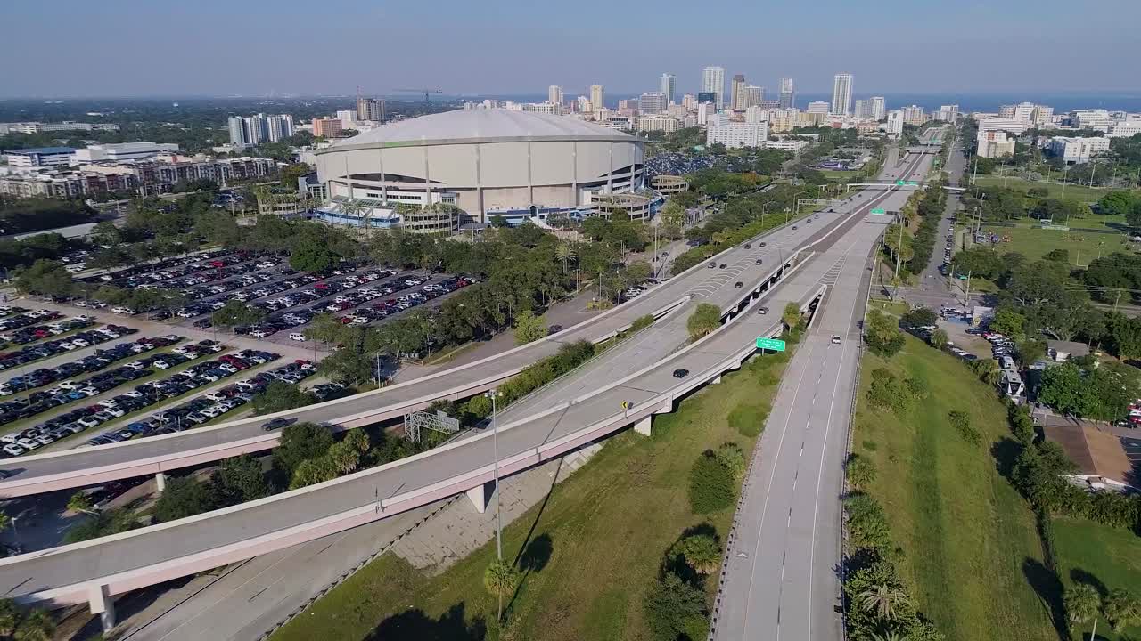 트로피카나 필드의 4k 항공 드론 비디오와 도심의 interstate 275  ⁇ 에 있는 전체 주차장