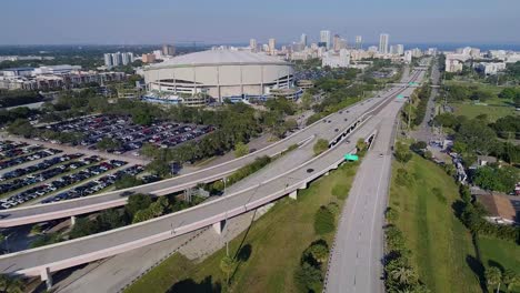 4K-Drohnenvideo-Vom-Tropicana-Feld-Und-Vollen-Parkplätzen-Neben-Der-Interstate-275-In-Der-Innenstadt-Von-St.-Louis