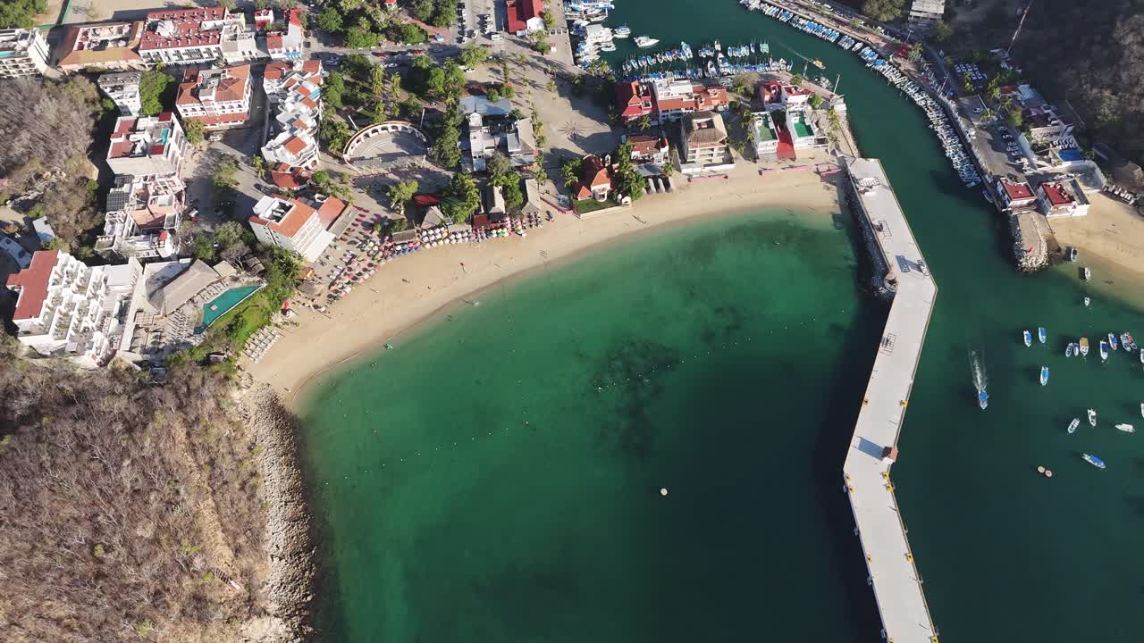 Vista aerea della Baia di Santa Cruz a Huatulco, Messico, attrezzata per accogliere navi da crociera e yacht.