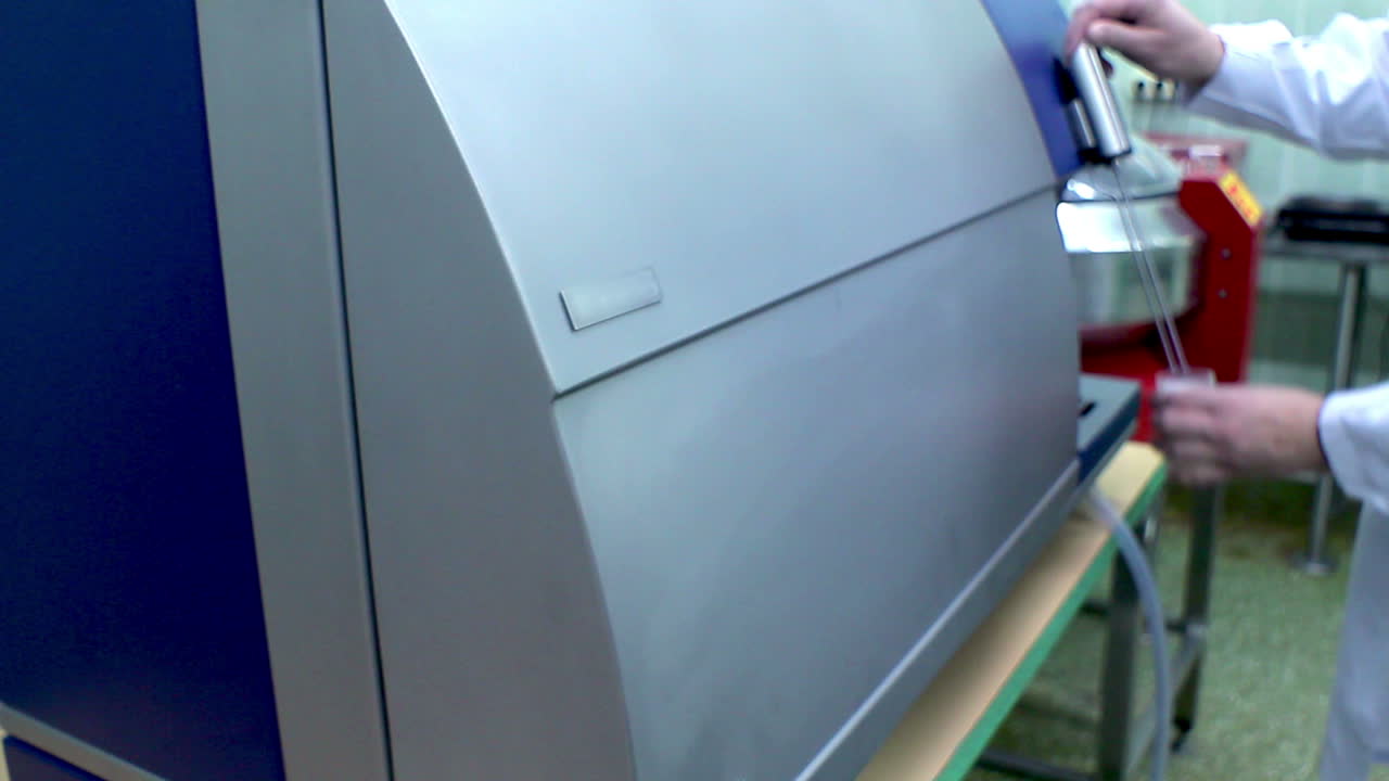 우유 를 분석 하는 실험실. 실험실 장비 를 사용 하는 과학자