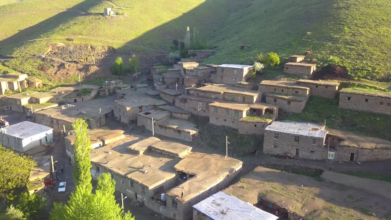 새들과 함께 시골 위로 비행, 푸른 언덕 위의 마을