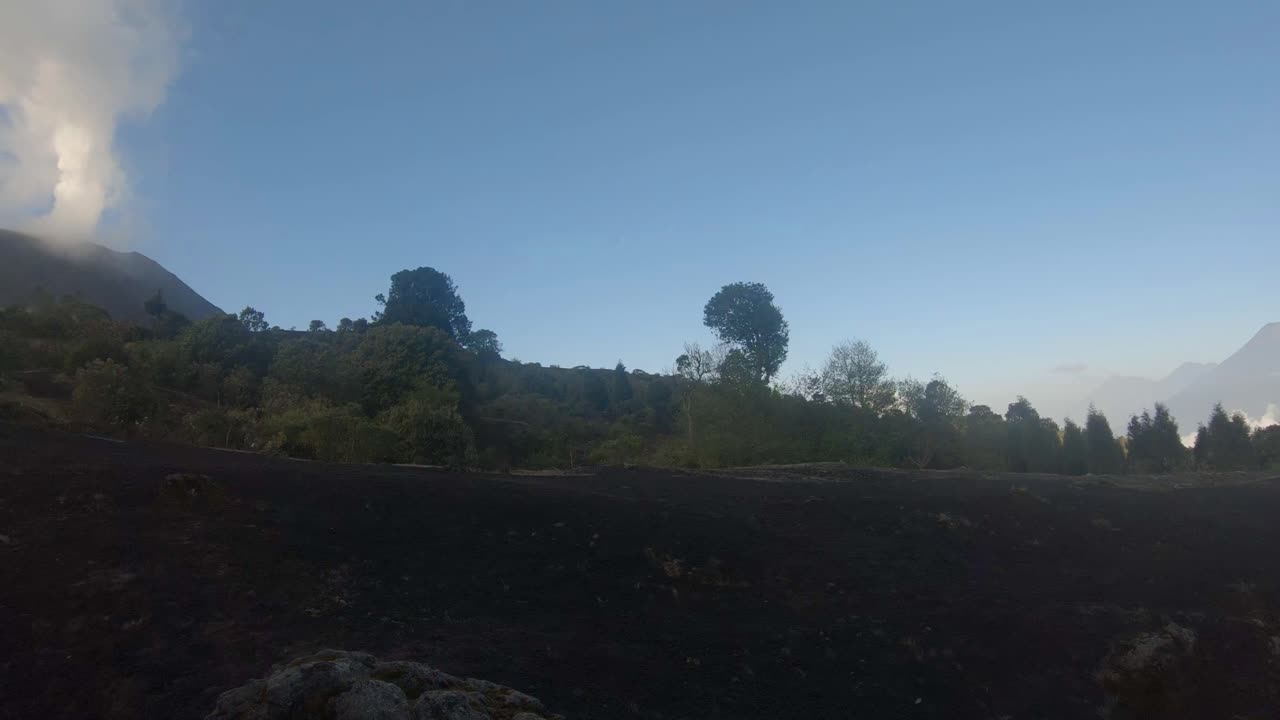 amanecer en el volcán pacaya en guatemala
