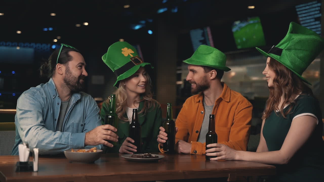 술집에서 성 패트릭의 날을 축하하는 아일랜드 모자를 쓴 친구들