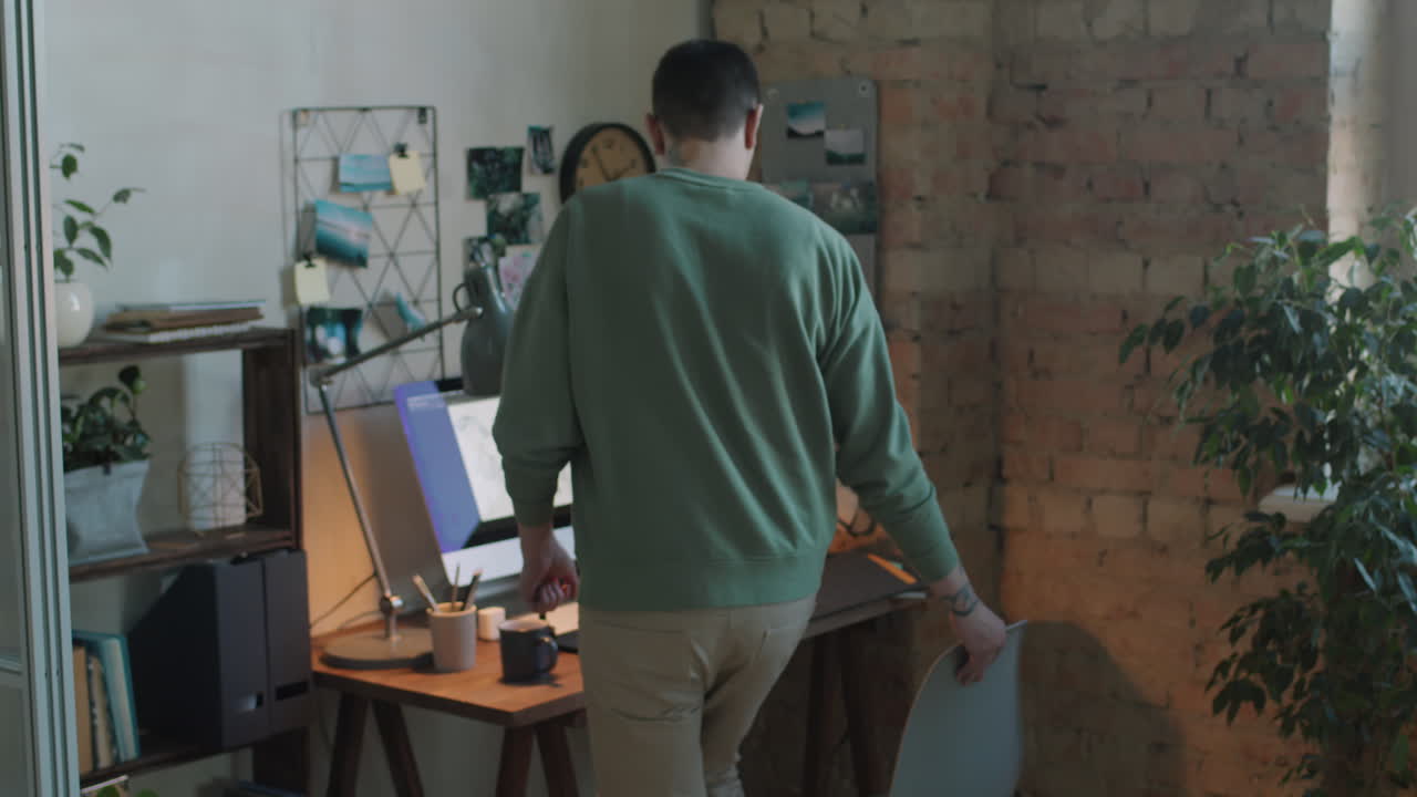 diseñador gráfico masculino que trabaja desde casa