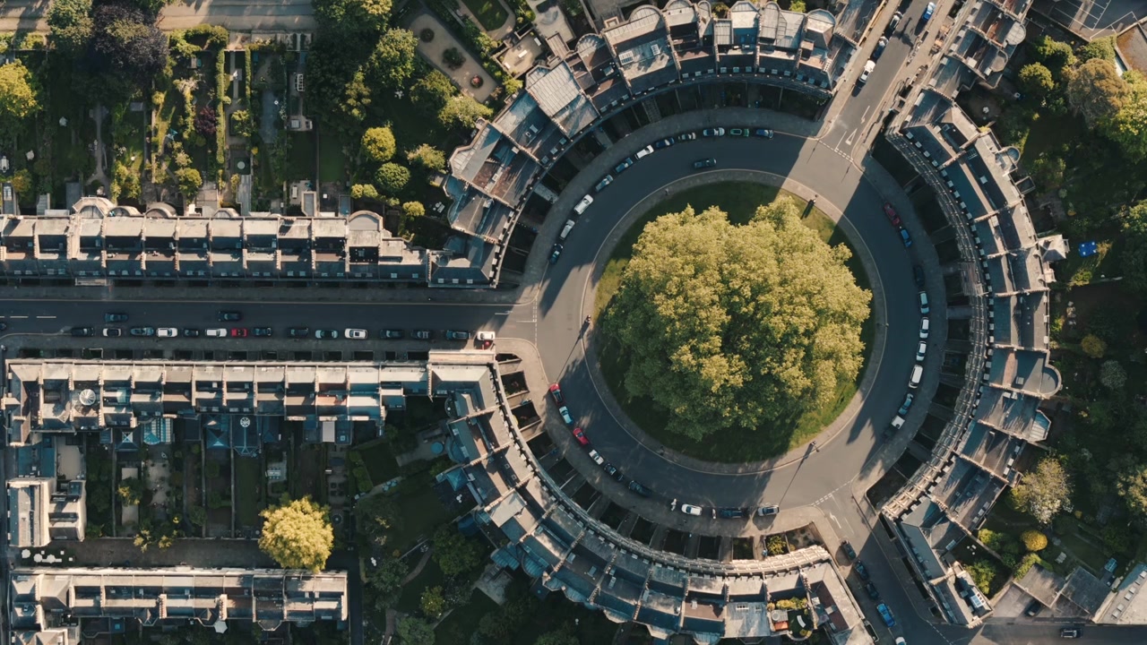 Stationäre Vogelperspektive von kreisförmigen Reihenhäusern in Bath, England