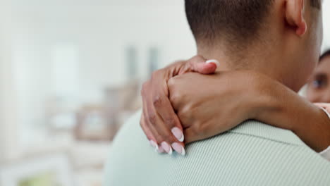 manos, amor y baile con una pareja en su casa