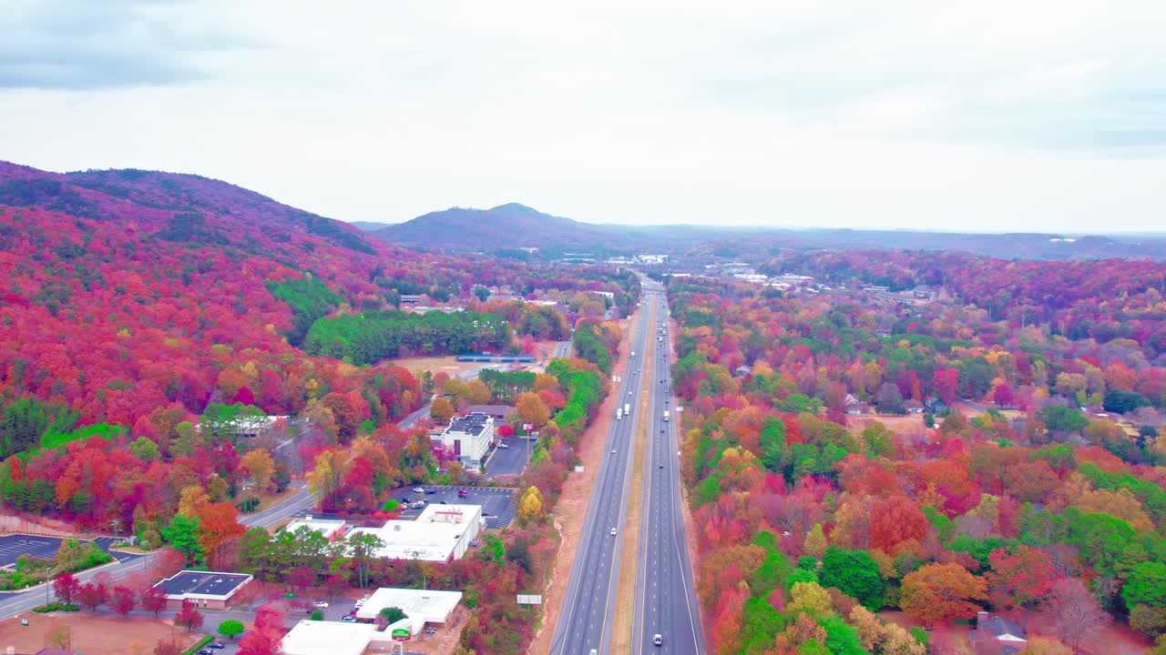 조지아 주 달턴 위의 가을의 화려함: 고속도로 위의 공중 전망