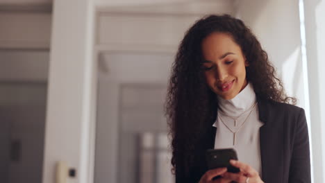 teléfono, caminar y mujer de negocios en la oficina