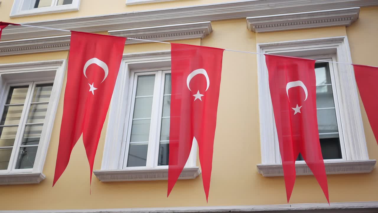 banderas turcas colgando en un edificio