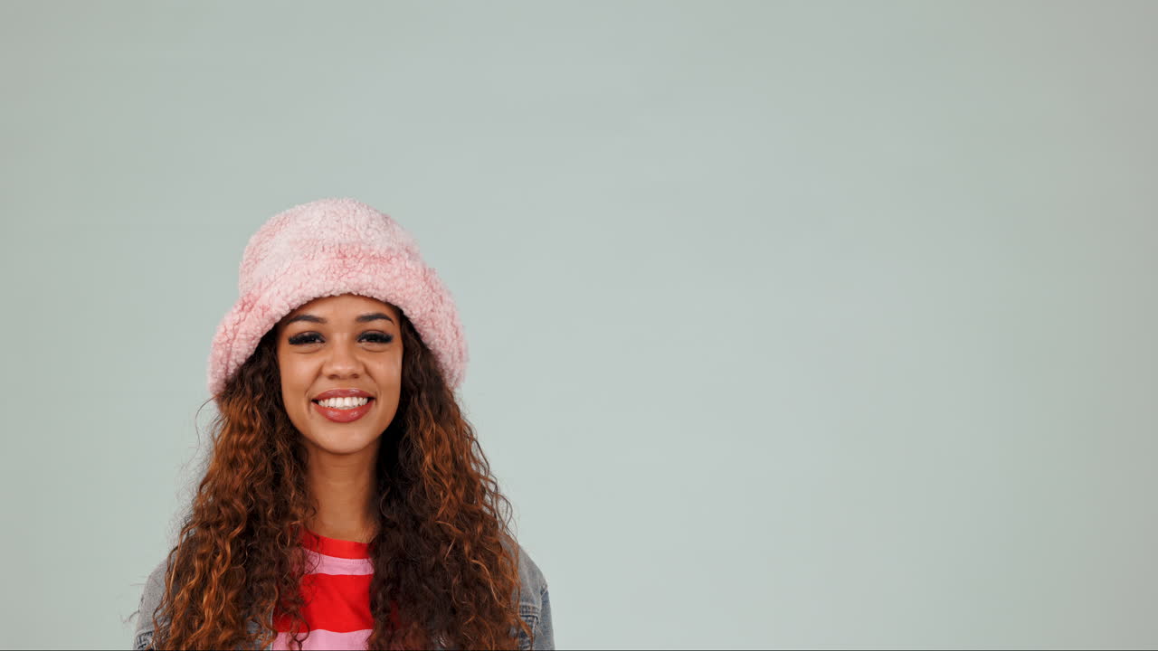 moda, señalando y mujer en el estudio con elección