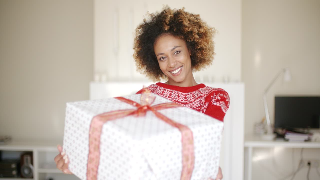 sexy mujer afroamericana con regalo de navidad