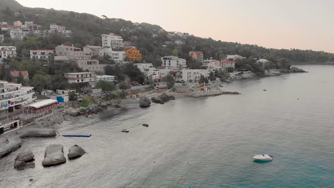 imágenes cinematográficas de drones aéreos de la playa de sutomore montenegro en la mañana