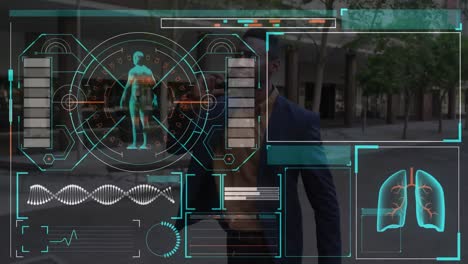 interfaz digital con procesamiento de datos médicos contra el hombre con la bolsa de carrito hablando en el teléfono inteligente