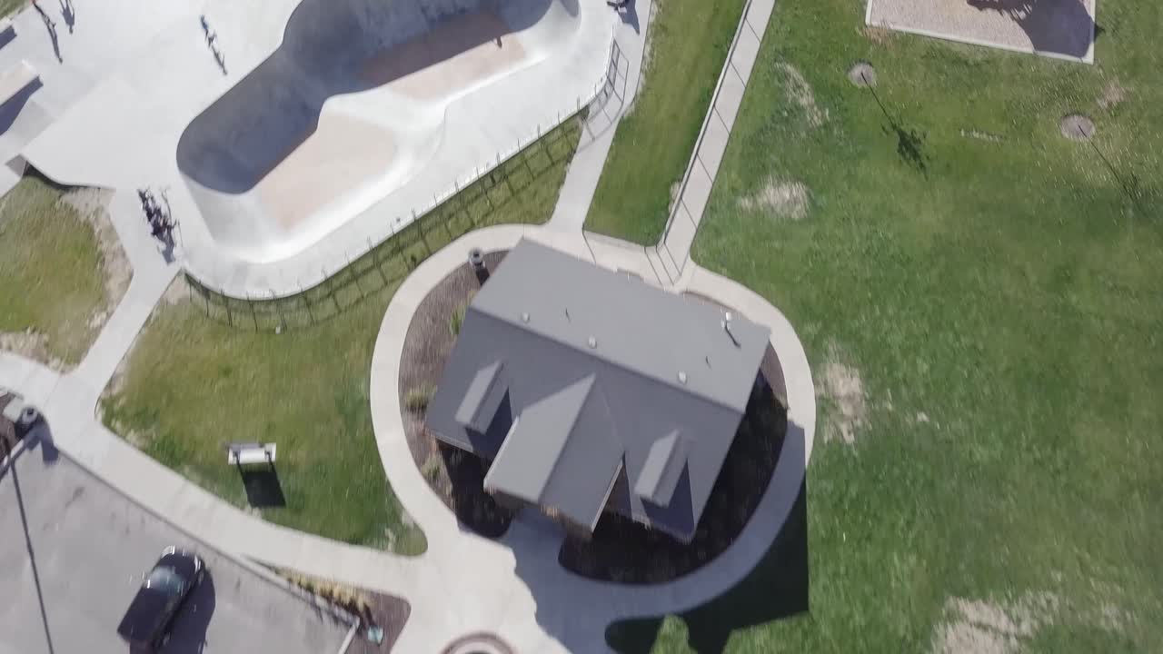 lehi skatepark en salt lake city utah en un día soleado - inclinación aérea del carro
