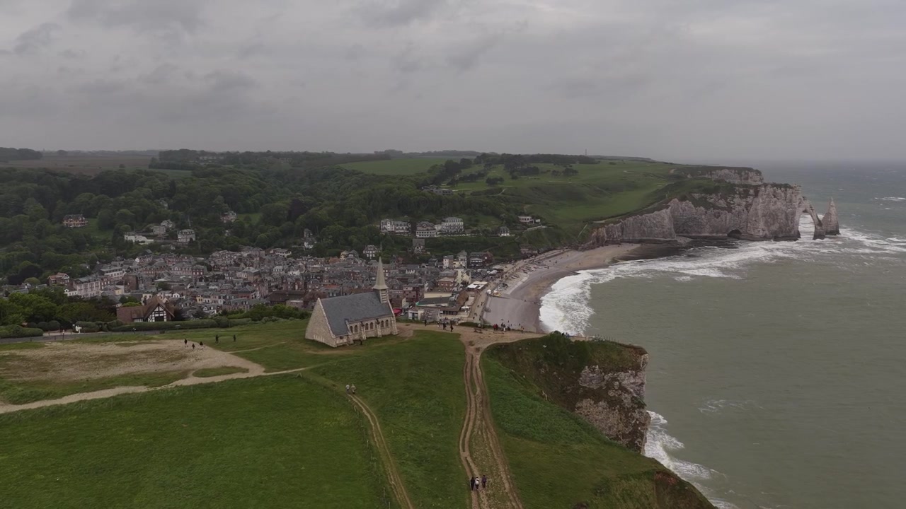 Vista aérea sobre a costa francesa da Normandia, falésias de Étretat na França, paisagem do Canal da Mancha