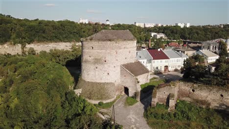 vista aérea, panela de círculo del bastión medieval en kamyanets-podilskyi, ucrania en un día soleado.