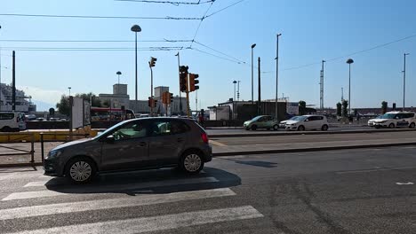 coches moviéndose a través de una intersección ocupada