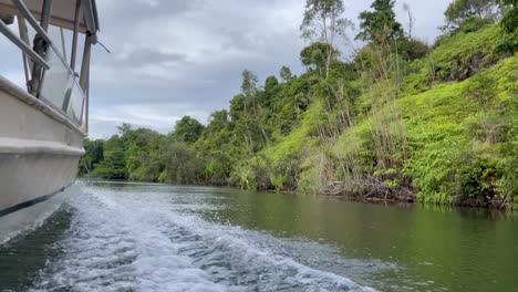 Niedriger-Winkel-über-Dem-Wasser-Vom-Boot,-Das-Im-Osten-Madagaskars-Flussaufwärts-Fährt