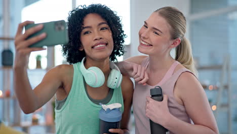 fitness, amigos y selfies en una sala de estar