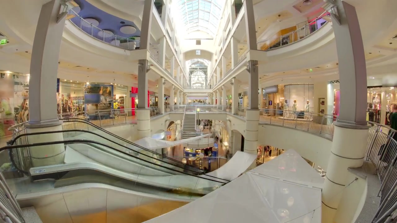 Ostoskeskus, jossa on sisätiloissa oleva atrium, Zemljanoi Val -kadulla, Sadovoe-rengaskadulla Moskovassa, aikaviivekuvaus hyperlapse kalansilmäobjektiivilla