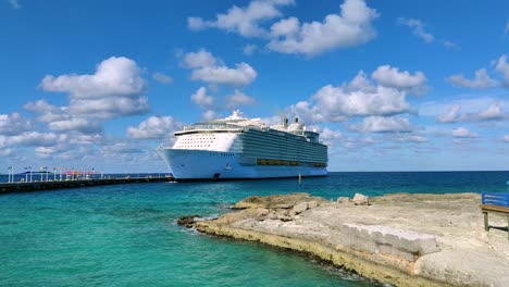 Crucero-De-Lujo-Atracado-En-El-Puerto-De-La-Isla-Caribeña-|-El-Crucero-Más-Grande-Del-Mundo-Atracado-En-La-Isla-En-El-Fondo-Del-Video-Del-Puerto-En-4k