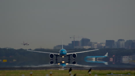 klm boeing 777 landing and takeoff