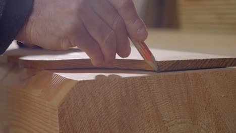 fotografía de cerca de un experto dibujando en madera con lápiz