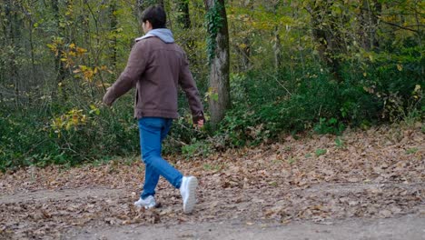 adolescente caminando en otoño