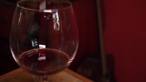 bourguignon de ternera, vertiendo el vino tinto