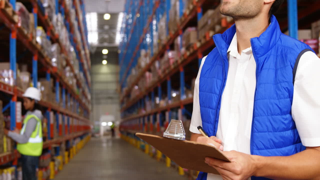 trabajadores de almacén trabajando juntos