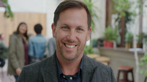 retrato de un hombre de negocios caucásico sonriendo feliz ante la cámara disfrutando de un estilo de vida urbano exitoso un empresario masculino alegre