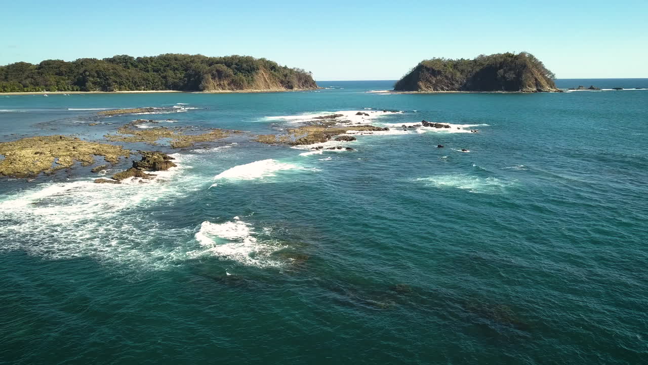 유럽 섬의 해안에서 부서지는 파도