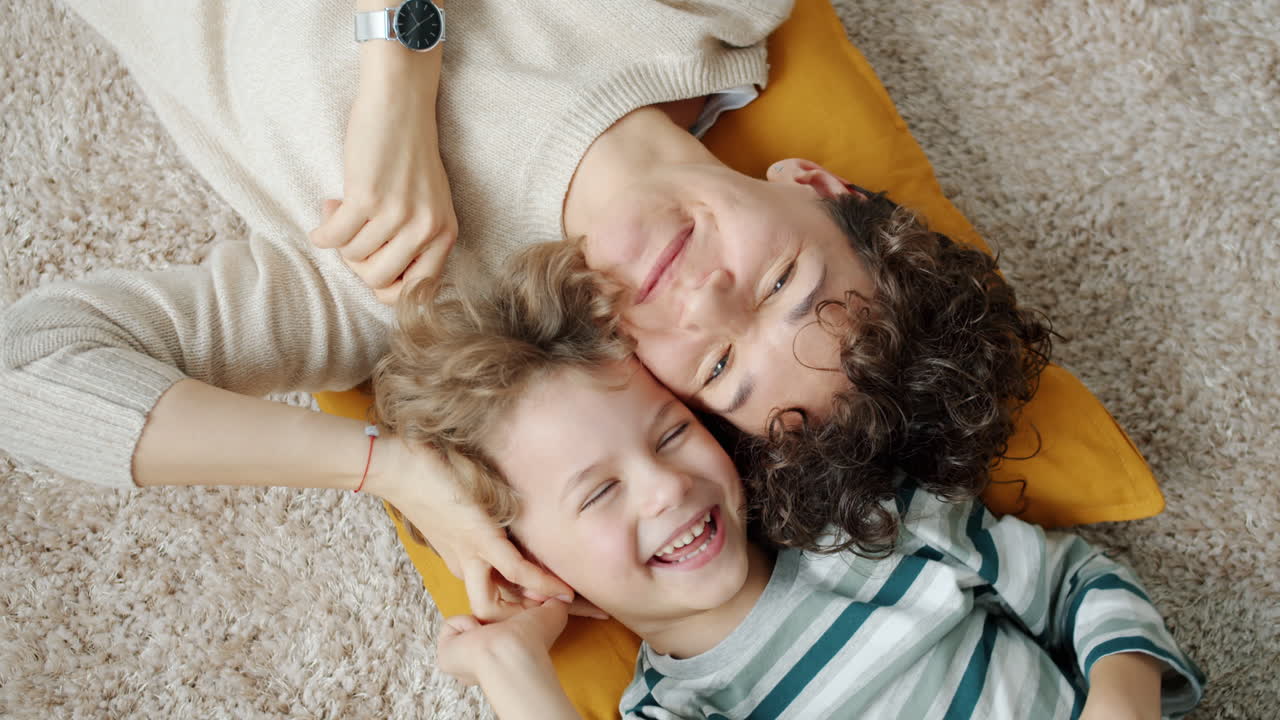 Famiglia felice sul pavimento