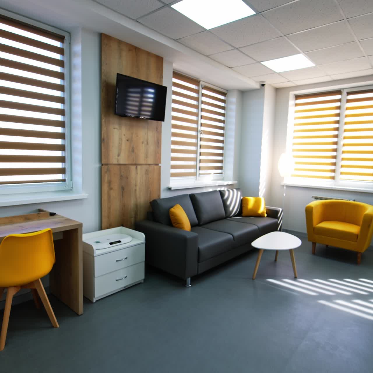 Clean and tidy room for newly made parents in the hospital. Modern design and all necessary equipment and furniture for mom and baby