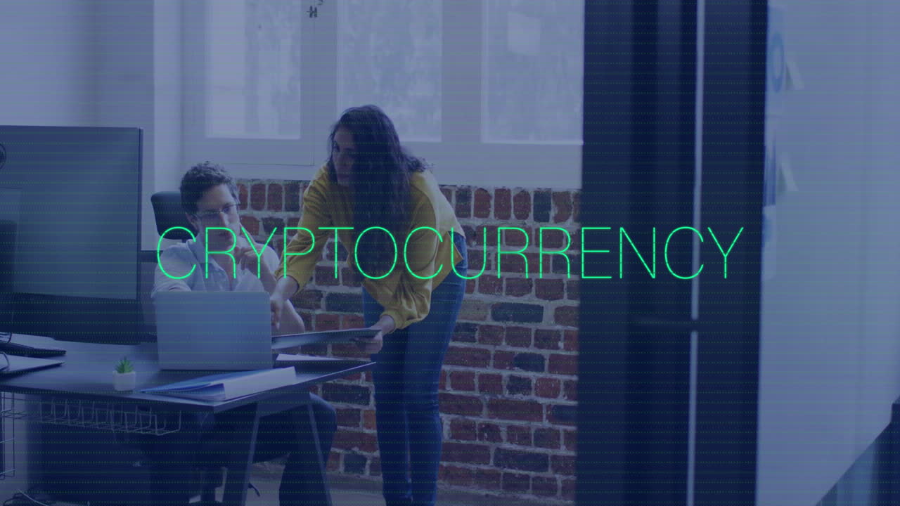 Animazione testuale di criptovaluta su persone d'affari che lavorano in un ufficio moderno.