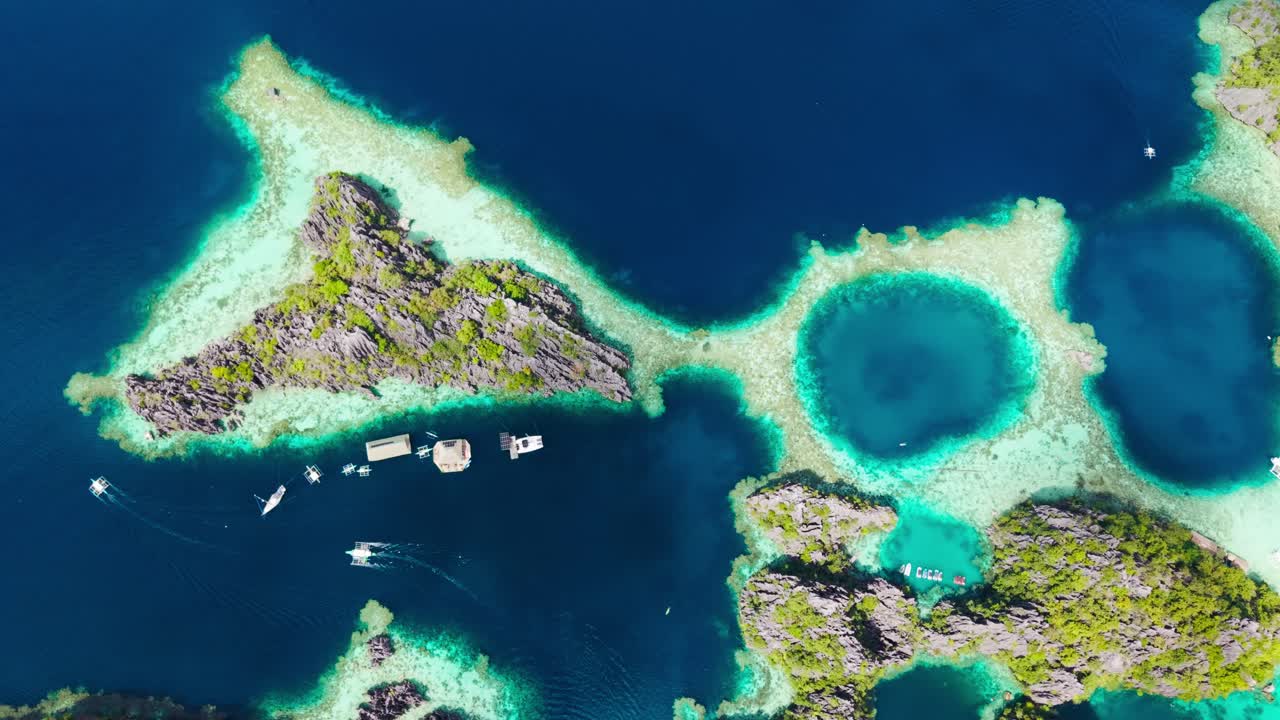 Impressionante tomada aérea de águas azul-turquesa e lagoa de coral em Palawan