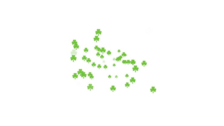 Molteplici foglie di trifoglio fluttuanti e scie di luce verde su sfondo bianco