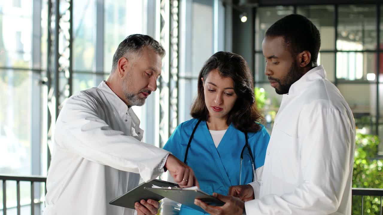 다민족 남성과 여성 의사가 병원에서 이야기