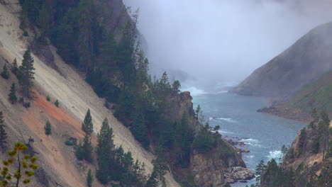 primer plano de las cataratas inferiores del río yellowstone