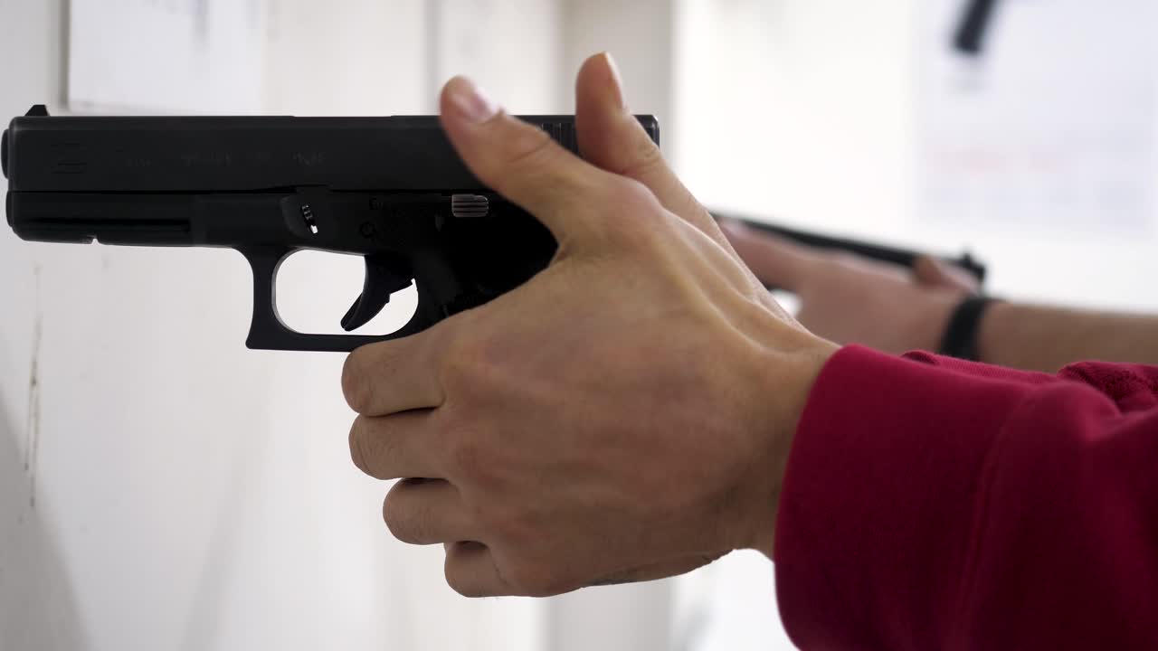 люди практикуют стрельбу на стрельбище