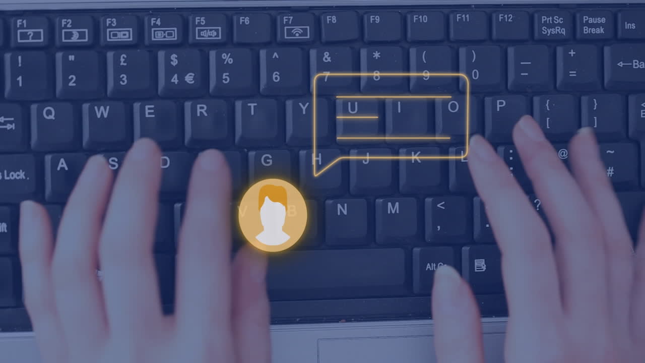 animación de iconos de redes sociales y procesamiento de datos sobre mujeres usando computadora.