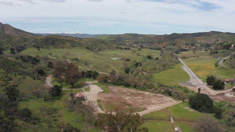 toma panorámica aérea baja del campo de tierra donde una vez estuvo el histórico lote de rodaje de la película paramount ranch antes de ser quemado hasta los cimientos en 2018.