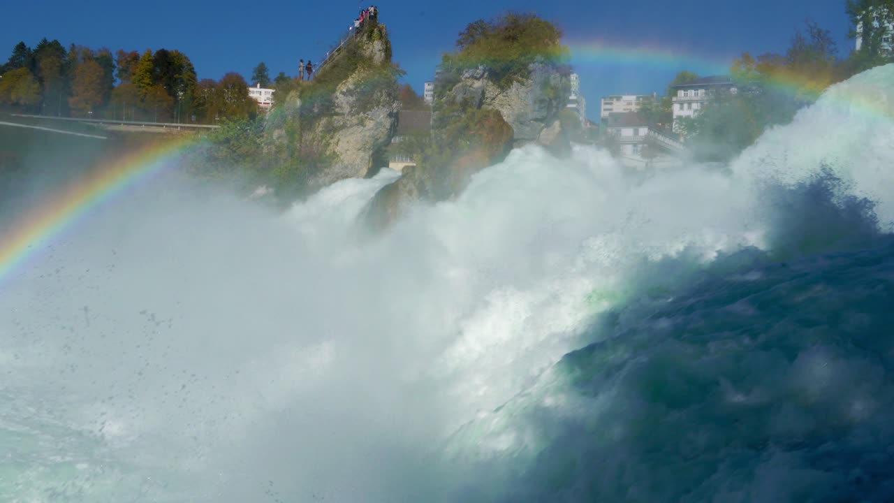 라인 강 폭포 (rhine falls) 는 스위스의 수리히 (zurich) 인 인디언 머 (indian summer) 에 있는 폭포이다.
