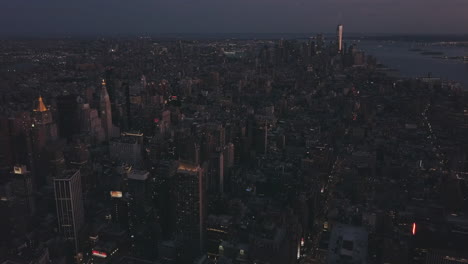 Antena:-Vuelo-De-Drones-De-Manhattan-Por-La-Noche-Con-Luz-De-Ciudad-Brillante-En-La-Ciudad-De-Nueva-York