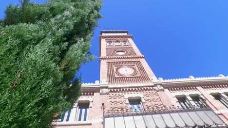 Casa-árabe-De-Madrid,-Centro-Cultural-En-Un-Edificio-De-Estilo-Mudéjar-De-1880,-Con-Exposiciones-Sobre-El-Mundo-árabe-Y-Musulmán