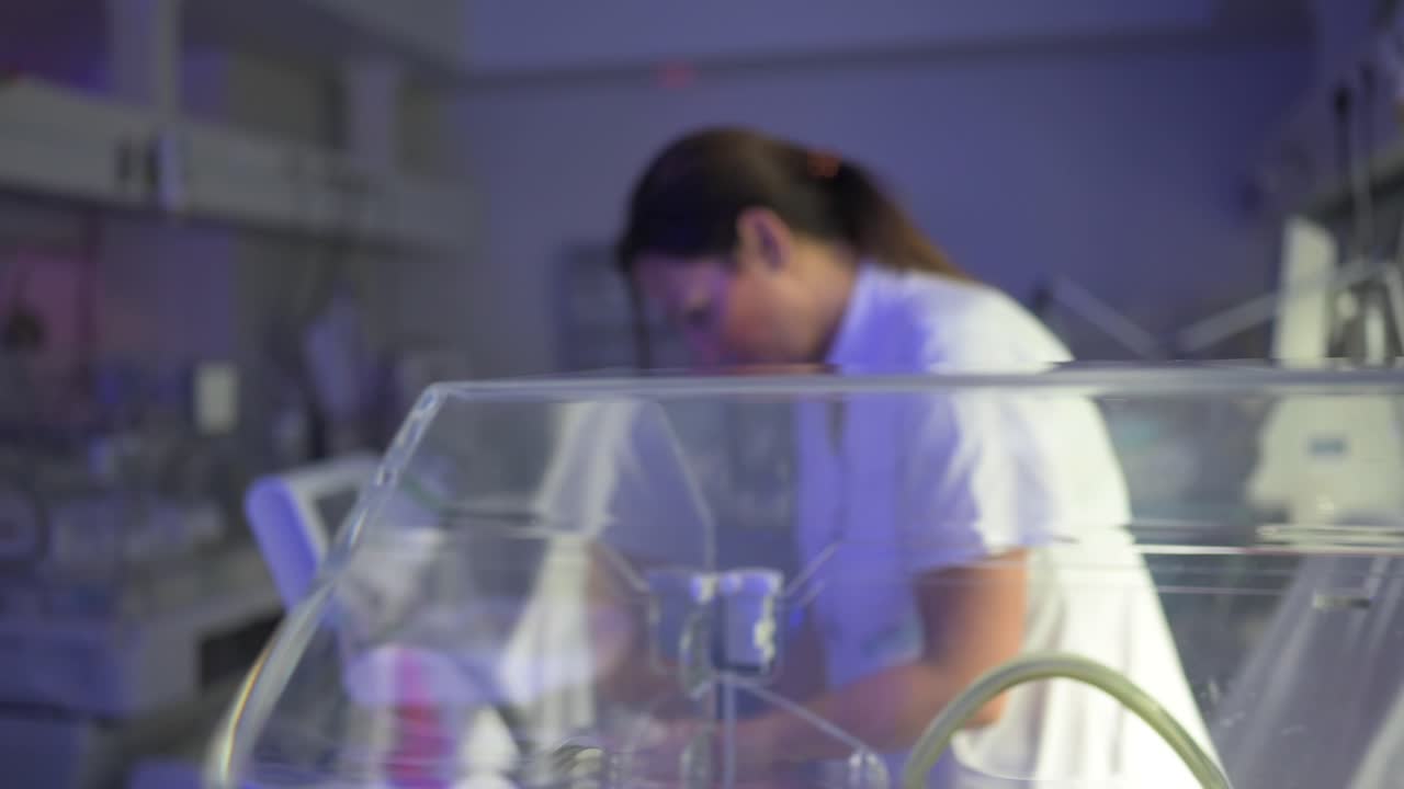 enfermera con bata blanca interactuando con el equipo médico en la clínica
