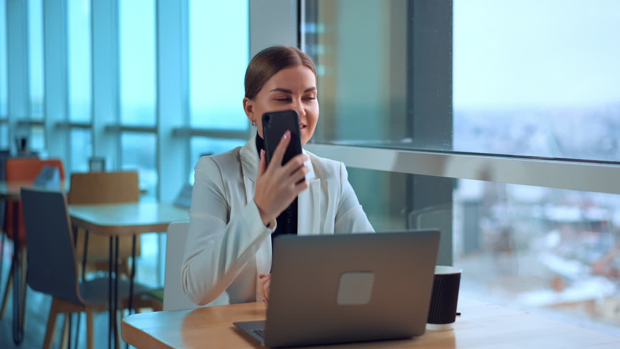 mujer de negocios que trabaja en un café