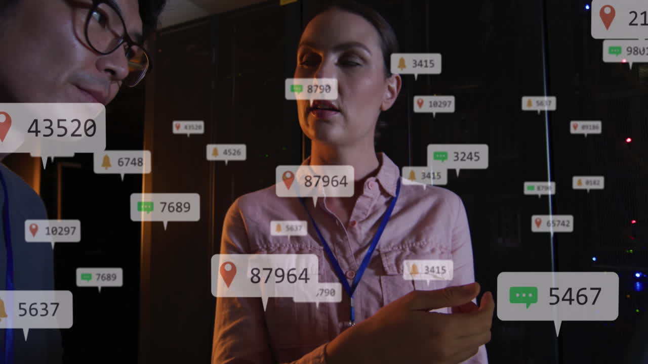 Animation af notifikationslinjer over diverse kolleger, der diskuterer ved en laptop i et serverrum