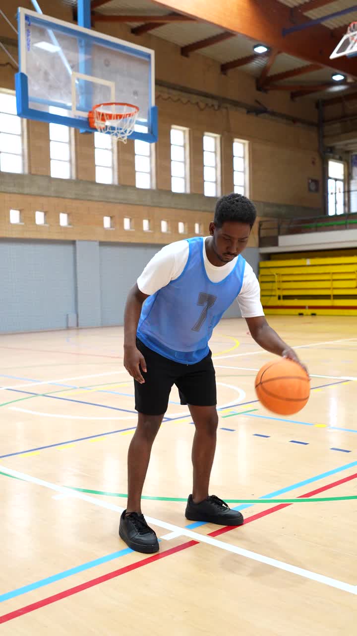 Jogador de basquete em ação